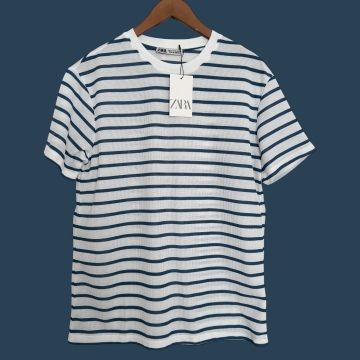 BEYAZ ÜZERİ LACİVERT ÇİZGİLİ T-SHIRT