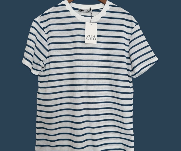 BEYAZ ÜZERİ LACİVERT ÇİZGİLİ T-SHIRT